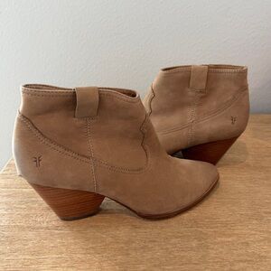 Women’s Frye Boots size 10- Classic Chelsea Style